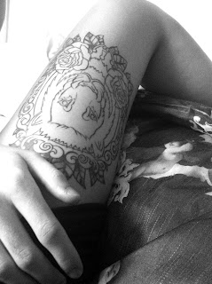Löwe undone Löwe Oberschenkel Tattoo Schmerz Oldschool Outlines Rik Lee