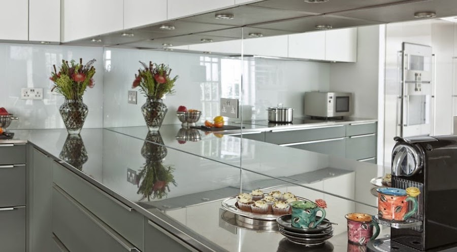 cocina-con pared-frontal-en-vidrio-designs.neillerner