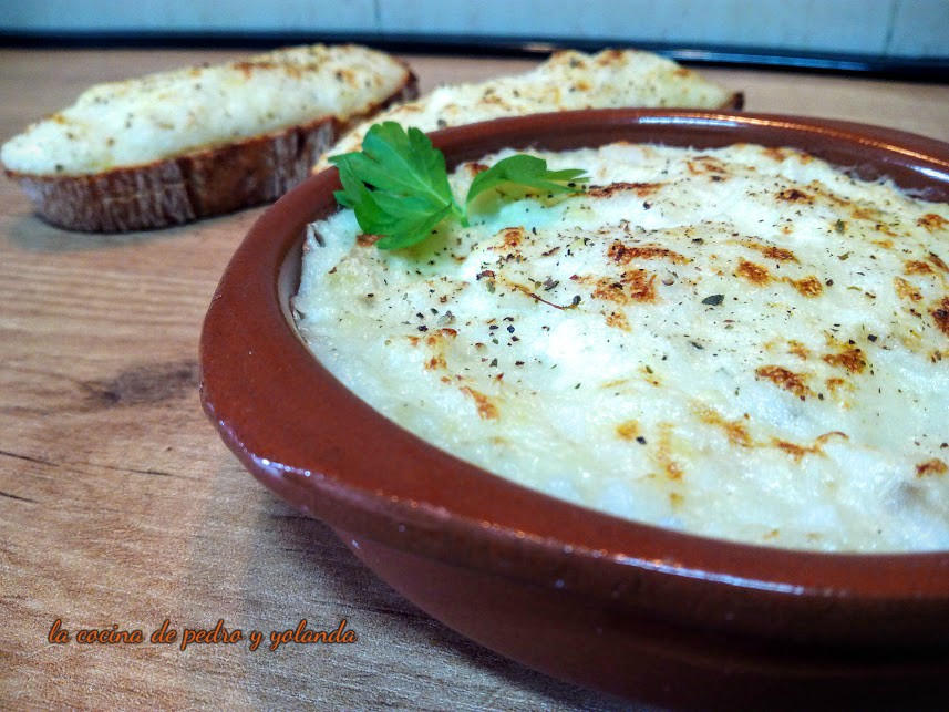 Brandada de bacalao. En tosta y cazuelita