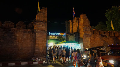 Tha Phae gate at night