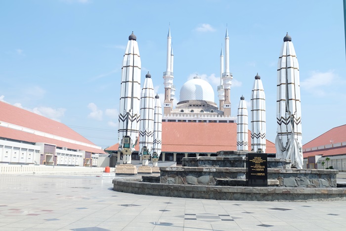 Masjid Agung Jawa Tengah, Pagoda Avalokitesvara, dan bermalam minggu di Waroeng Semawis