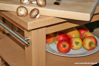 Massivholz-Küchenwagen Buche mit Äpfel und Pilzen.