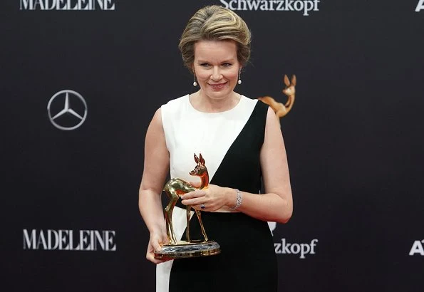 Queen Mathilde wore a two-tone crepe gown by Carolina Herrera. Bambi Awards at Festspielhaus. crystals and structure clutch