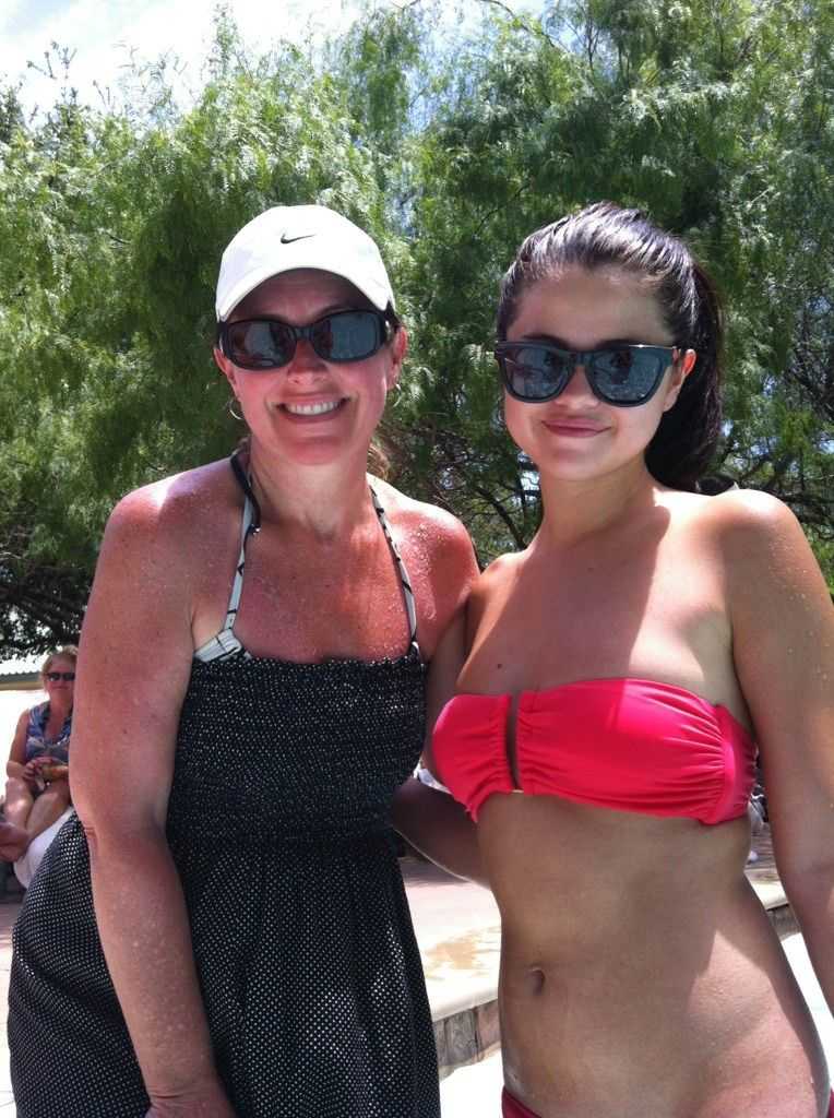 gomez bikini dc fan Selena