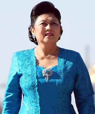 Biografi Ani Yudhoyono Biografi Ani Yudhoyono Kristiani Herrawati Susilo Bambang Yudhoyono yang lebih dikenal dengan Ibu Ani Bambang Yudhoyono adalah Ibu Negara ke enam Republik Indonesia sejak suaminya Dr. H. Susilo Bambang Yudhoyono dilantik sebagai Presiden Republik Indonesia pertama pilihan rakyat pada tanggal 20 Oktober 2004. Lahir di Yogyakarta, 6 Juli 1952 sebagai anak ketiga dari tujuh bersaudara pasangan suami istri Letnan Jenderal (Purn) Sarwo Edhie Wibowo (Alm) dan Hj. Sunarti Sri Hadiyah. Beliau menikah dengan Susilo Bambang Yudhoyono pada tanggal 30 Juli 1976, waktu Pak SBY baru saja dilantik menjadi Perwira TNI dan menjadi lulusan terbaik. Pernikahan Ibu Ani dan Pak SBY ini tergolong unik. Pernikahan itu berlangsung bersamaan dengan pernikahan kakaknya, Wrahasti Cendrawasih dengan Erwin Sudjono, dan adiknya Mastuti Rahayu dengan Hadi Utomo. Keduanya ini juga perwira TNI yang juga baru lulus. Selain sebagai Ibu dari seluruh anak-anak Indonesia, Ibu Ani Bambang Yudhoyono adalah ibu dari dua putra, Letnan Satu Agus Harimurti Yudhoyono (menikah dengan Annisa Larasati Pohan tahun 2005 lalu) yang sekarang sedang sekolah bidang Strategic Studies di Institute of Defence and Strategic Studies, Nanyang Technological University dan Edhie Baskoro Yudhoyono (lulusan Curtin University of Technology, Perth - West Australia dengan