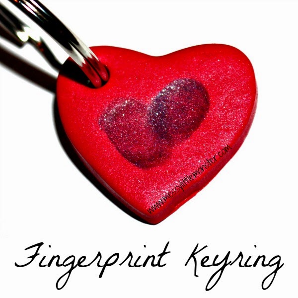 How to make a simple fingerprint keyring keepsake.  The heart shape makes this a perfect Valentines craft. A great keepsake craft  for toddlers, preschoolers.  