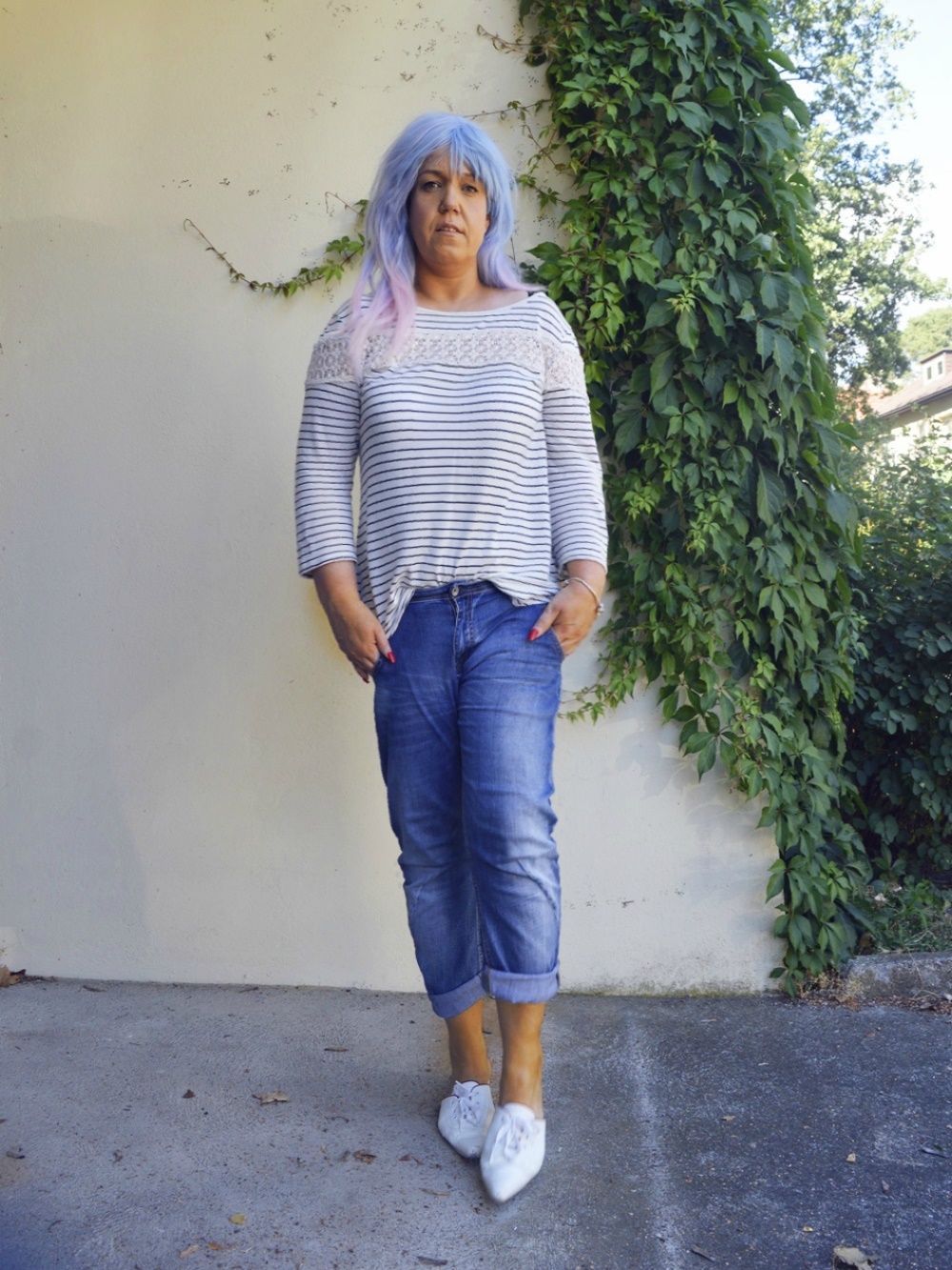 Striped Shirt with lace -  Summer Outfit with Baggy Boyfriend Jeans, striped shirt with lace  and white Leather mules,  posted by Annie K, Fashion and Lifestyle Blogger, Founder, CEO and writer of ANNIES BEAUTY HOUSE - a german fashion and beauty blog