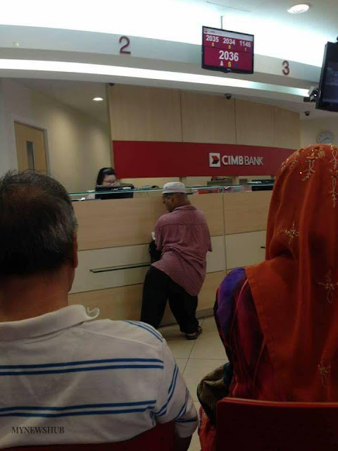 Netizen Dibuat Berang, Kesusahan Saat Di Meja Teller, Nasabah Dapat Perlakuan Kurang Baik Dari Petugas Counter. Netizen Dibuat Berang, Kesusahan Saat Di Meja Teller, Nasabah Dapat Perlakuan Kurang Baik Dari Petugas Counter.