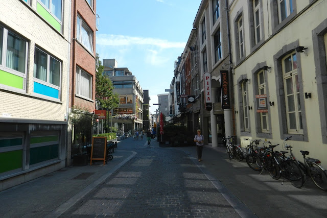 Belgia - Hasselt - ulica biegnąca obok ratusza
