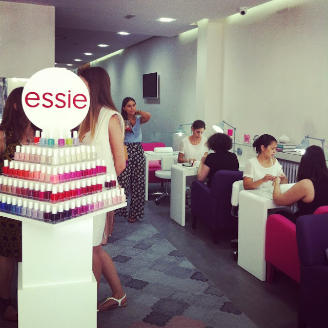 salon-de-manicura-Essie