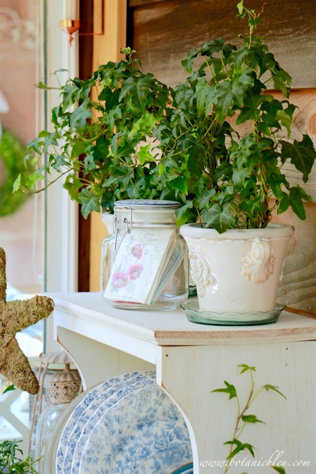 ivy-wreaths-french-style-white-flower-pots
