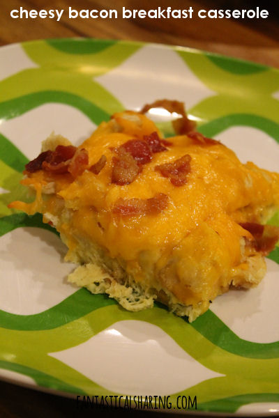Cheesy Bacon Breakfast Casserole // This breakfast recipe can be tossed together in a pinch and feed a crowd! #recipe #bacon #breakfast #casserole
