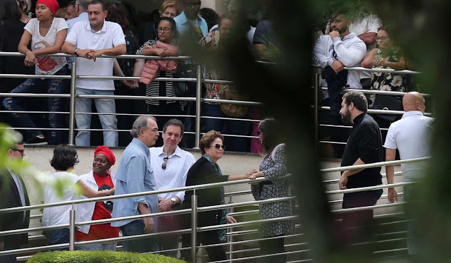 Ex-presidente Dilma participa do velório de Arthur, neto de Lula