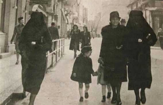 52 photos of women who changed history forever - Muslim covering her Jewish neighbour's yellow star with her veil to protect her from arrest. Sarajevo, former Yugoslavia (1941).