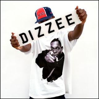 Dizzee Rascal Foto de Dizzee Rascal con un polo con su rostro