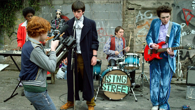 La banda de Sing Street durante una escena de la película
