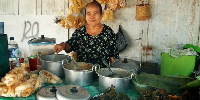 Mak Mantih penjual Nasi Cawuk di Kecamatan Rogojampi, Banyuwangi.