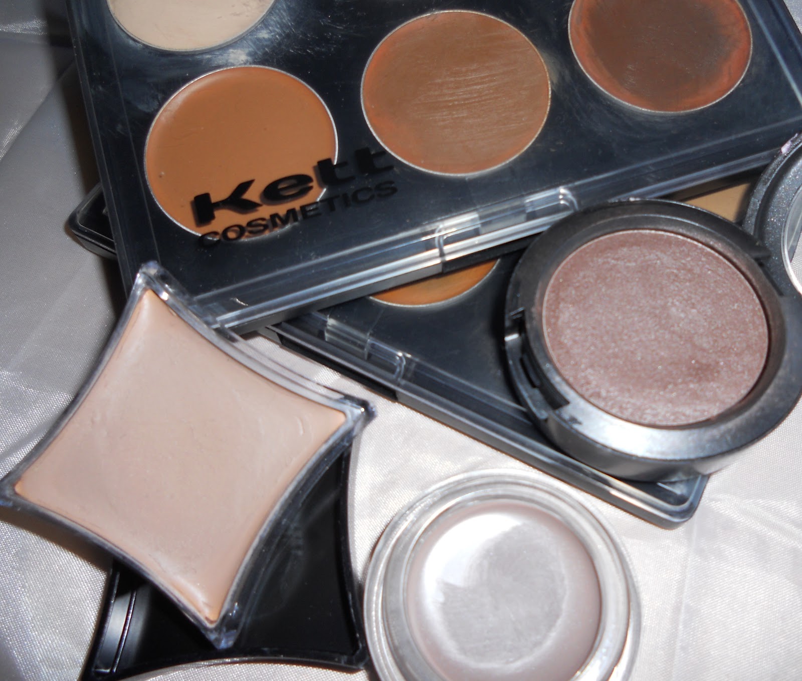 Make Up For Dolls: Products I use for Contouring