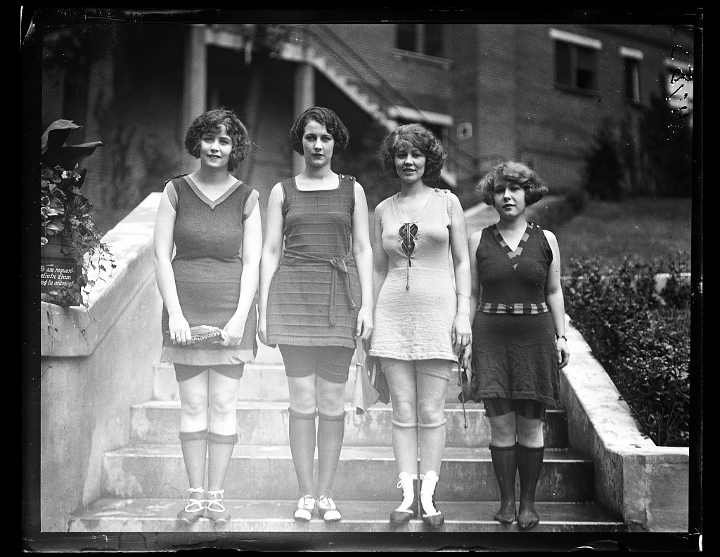 Fascinating Vintage Photos That Show Women's Bathing Suit Fashion in ...