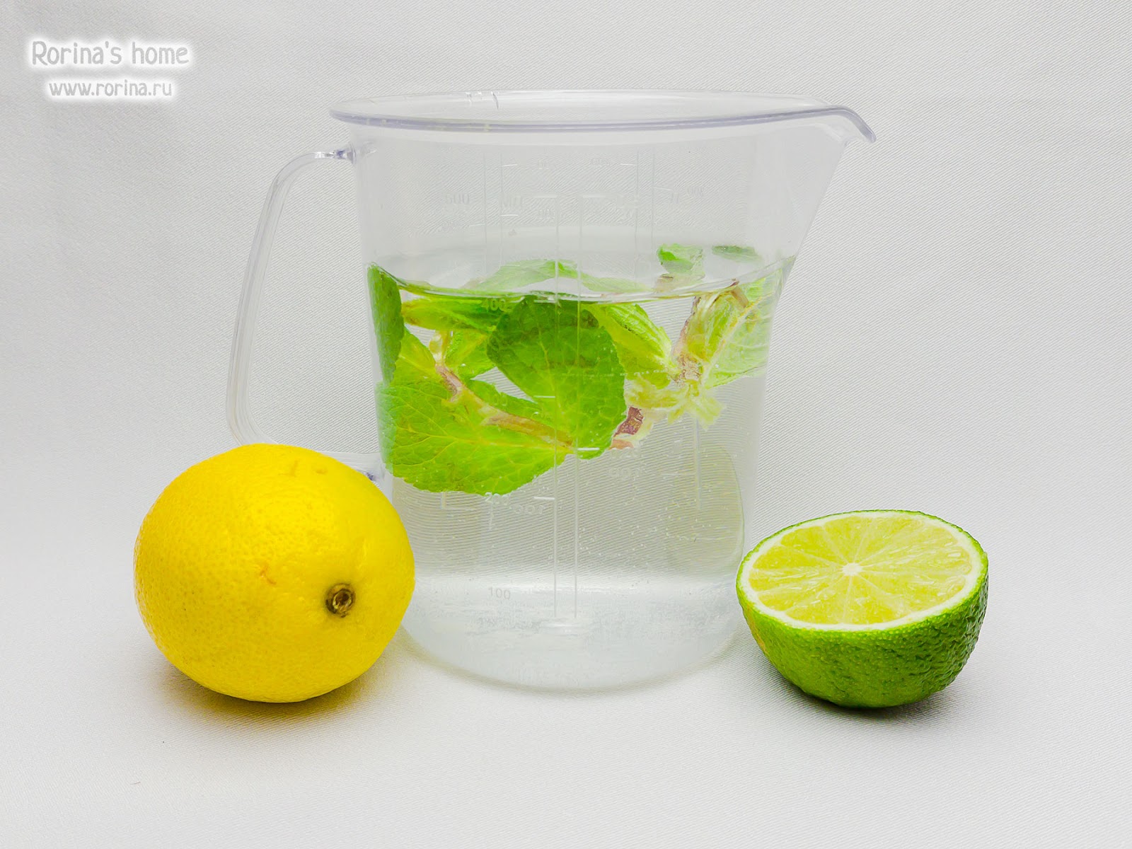 Чиа с водой и лимоном. Вода с чиа и лимоном пропорции. Напиток с чиа. Вода с чиа и лимоном рецепт. Вода чиа лимон сколько можно пить.