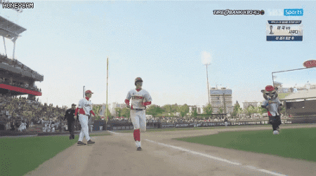 끝내기 만루홈런 치고도 개빡쳐서 쌍욕하는 선수.gif
