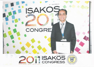 Dr. Andri dengan award certificate di Rio de JAneiro, Brazil
