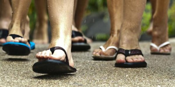  Gambar  Sandal  Pria  Terbaru Trend Jaman Sekarang