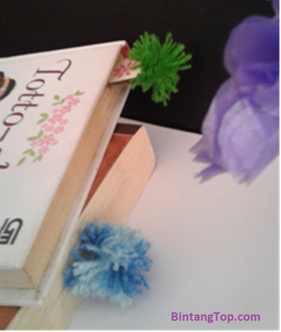 Cara membuat Bookmark / Pembatas Buku dari benang dan karton Cara membuat Bookmark / Pembatas Buku dari benang dan karton