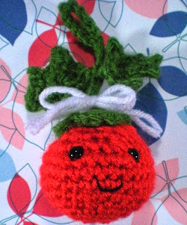 http://translate.google.es/translate?hl=es&sl=en&tl=es&u=http%3A%2F%2Fwww.riotofdaisies.com%2Ffree-patterns%2Fholly-berry-amigurumi-ornament%2F