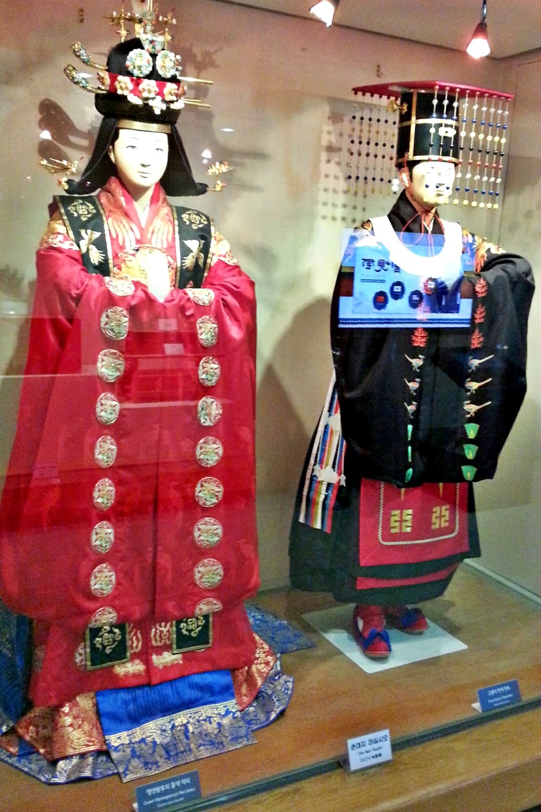 Korean Royal Wedding - King Gojong in Myeonbok and Queen Min in Jeokui. www.meheartseoul.blogspot.sg (Vera Lee)