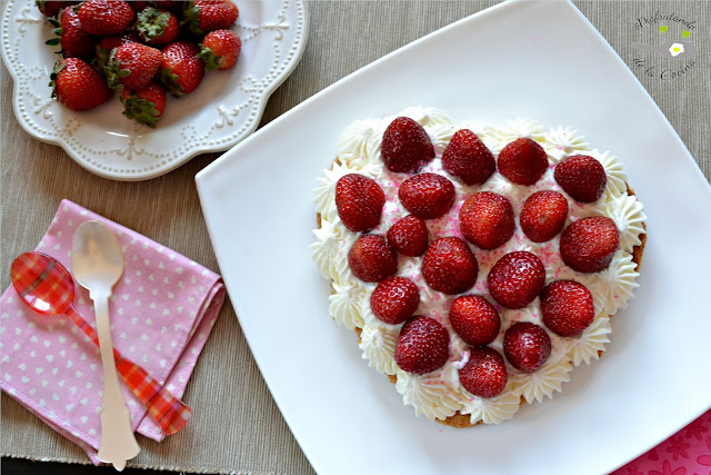 CORAZÓN DE HOJALDRE CON FRESAS Y NATA