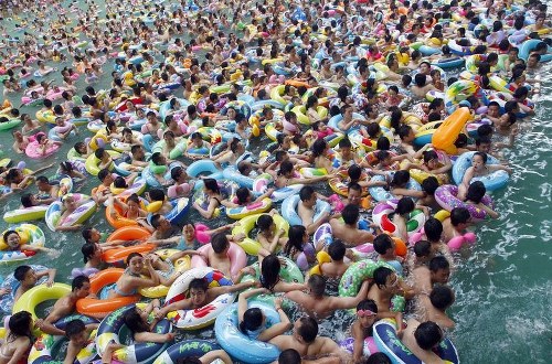 Kolam Renang Penuh Sesak di Cina