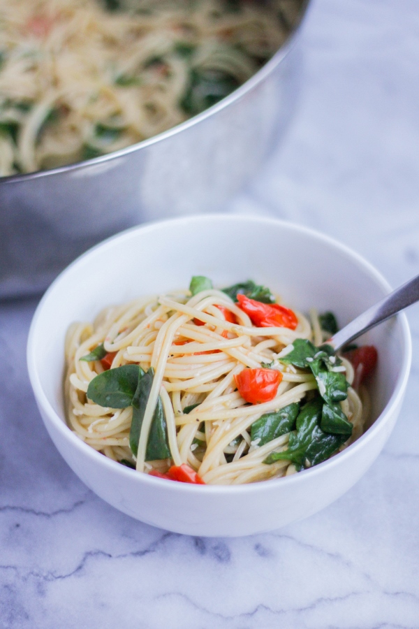 Weeknight dinner just got easier with this flavor packed One Pot Pasta with Fresh Tomatoes and Spinach!
