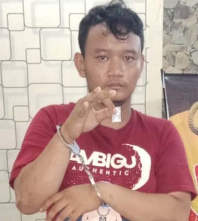 Putra tersangka pengedar narkoba di Pulau Rakyat Asahan saat di kantor polisi. Putra tersangka pengedar narkoba di Pulau Rakyat Asahan saat di kantor polisi.