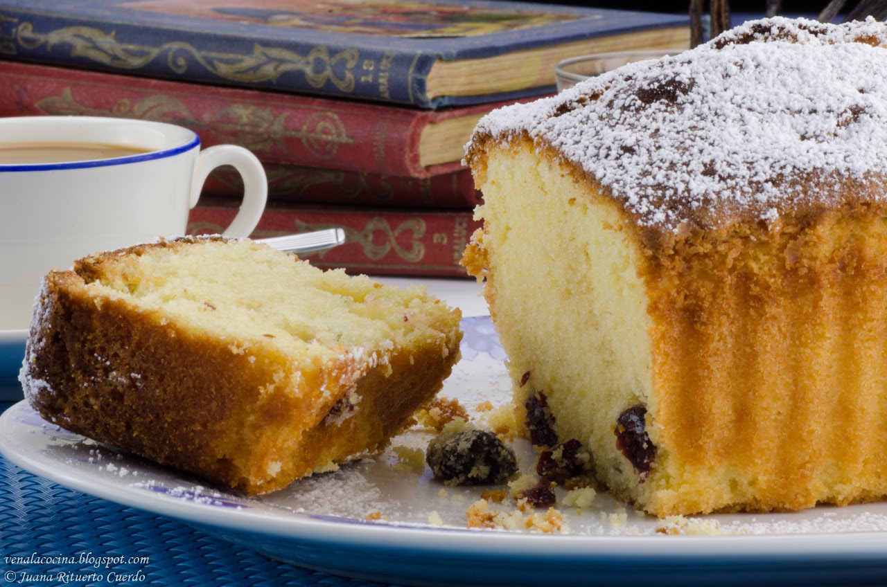 Vanilla and blueberry cake