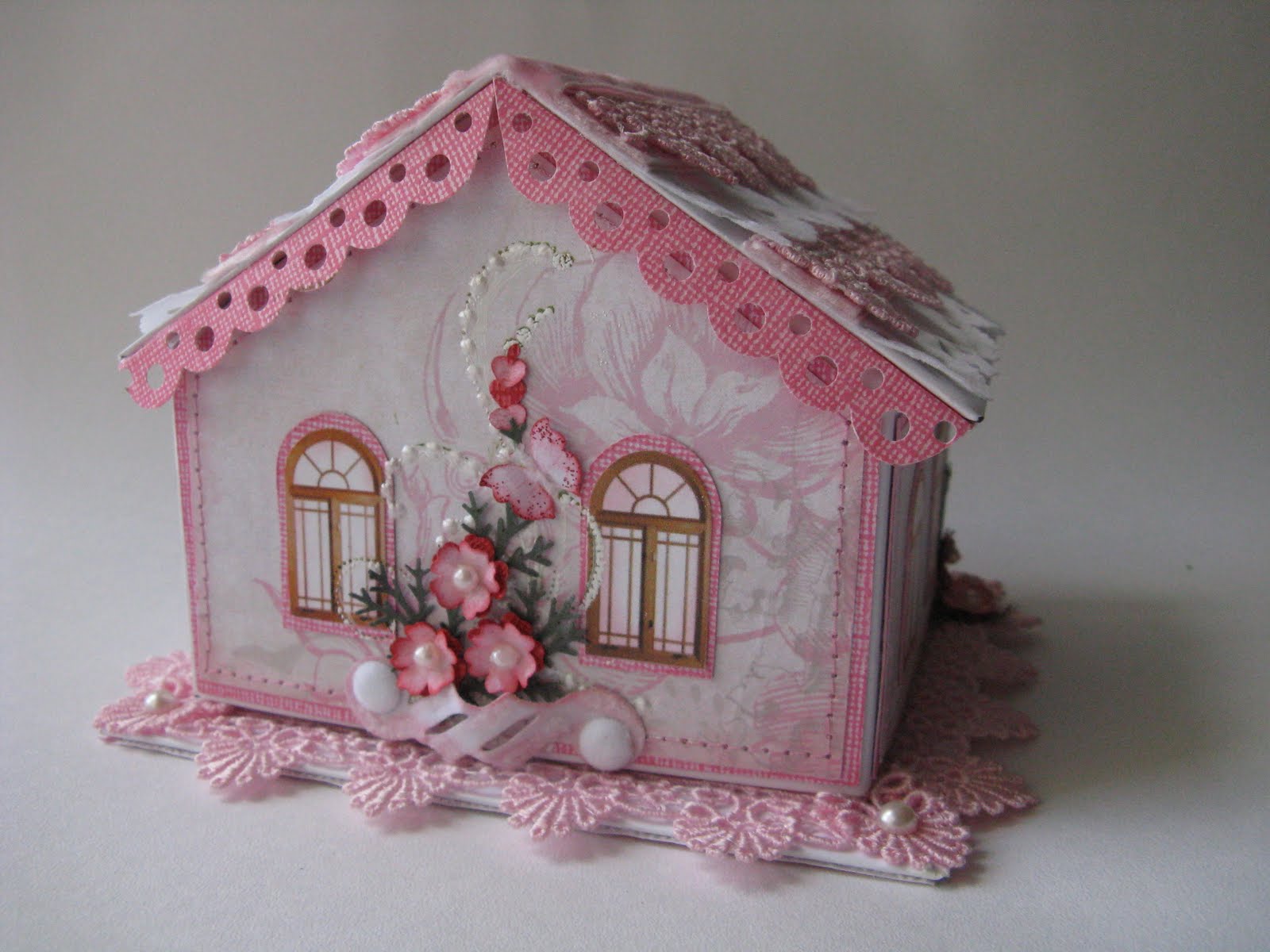 домик для кукол деревянный. маленький домик из фанеры. как сделать открывающийся домик. домик из фанеры. крыша для кукольного домика.