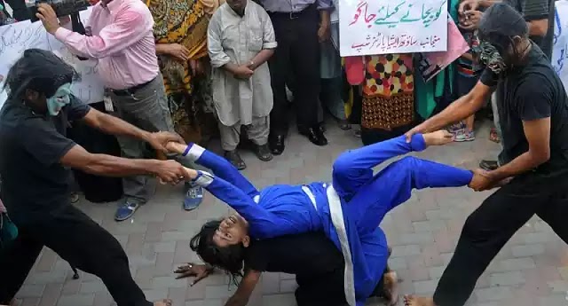 "Πολιτισμένοι" Πακιστανοι που κουβαλούν Ευρώπη: 28χρονη στο Πακιστάν βιάστηκε και μετά στραγγαλίστηκε για… λόγους τιμής
