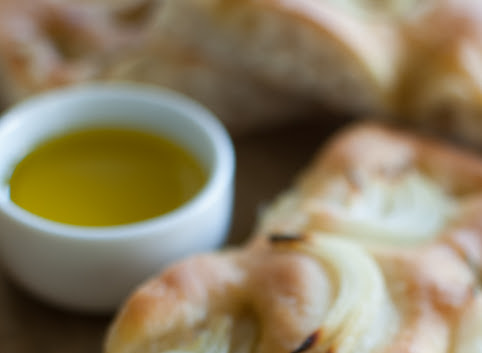 Focaccia z cebulą i rozmarynem