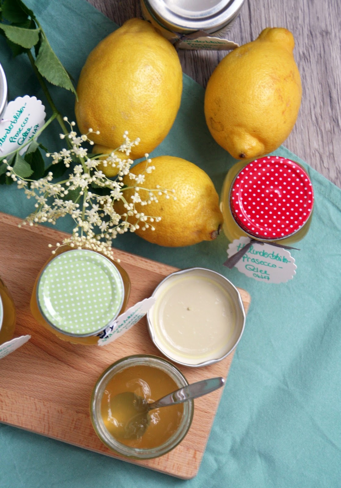 Holunderblüten-Prosecco-Gelee - wie ein Cocktail auf dem Brötchen ...
