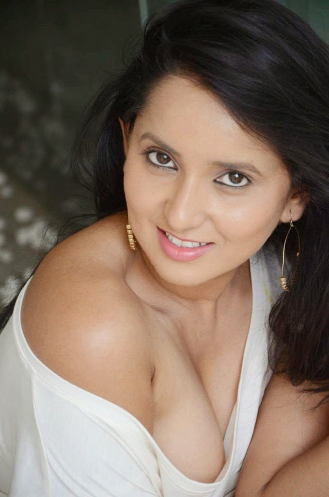Ishika Singh Spicy Boobs And Cleavage Expose Photo Shoot