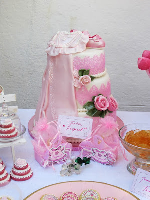 Tarta de fondant para bautizo con faldon y rosas