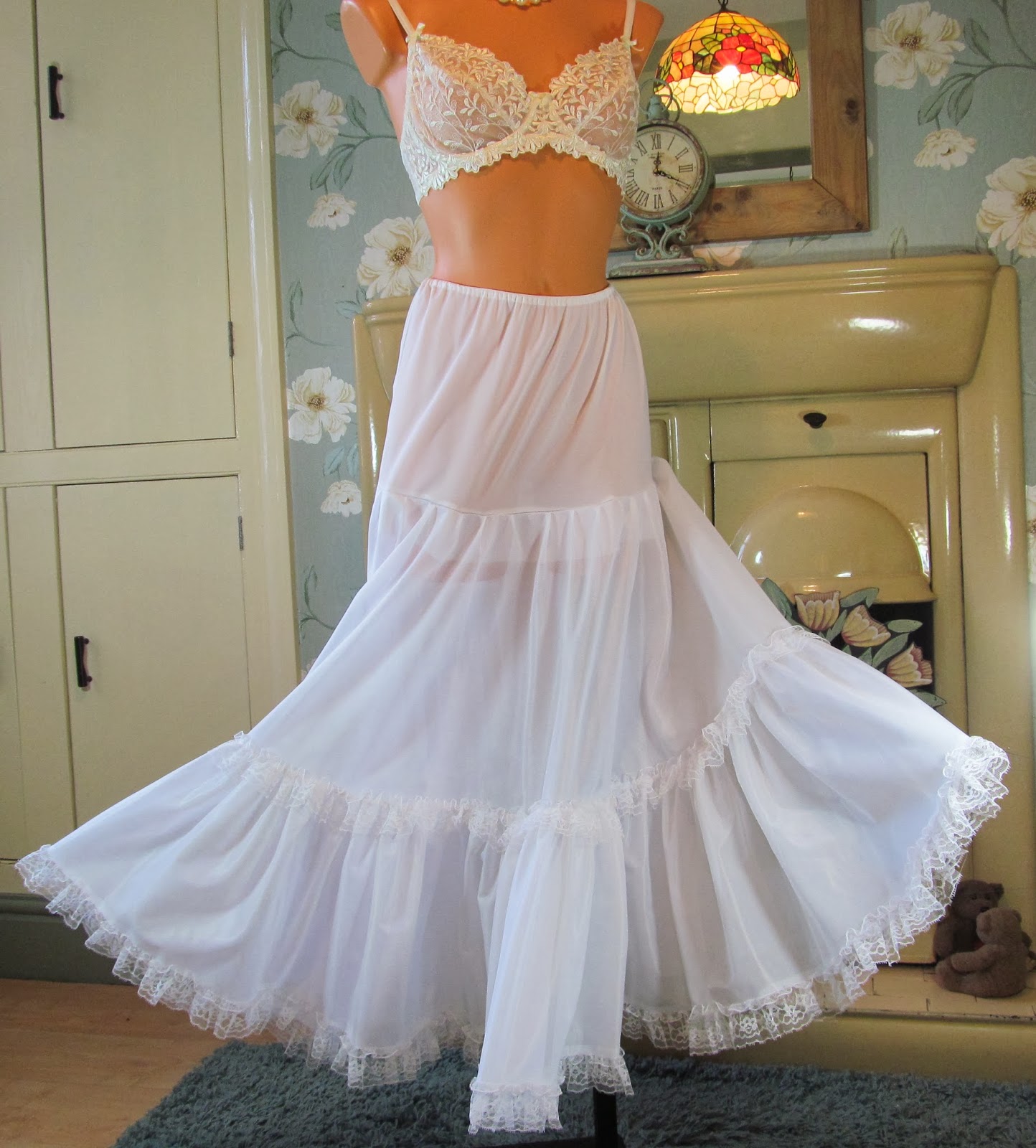 VTG WHITE BRIDAL FRILLY LACE 3 TIERED HALF SLIP PETTICOAT UNDER SKIRT