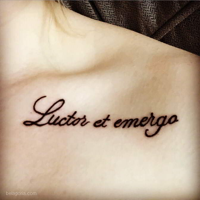tatuaje de frase en latin luctor et emergo
