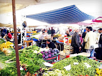 Bir sebze pazarındaki kalabalık halk