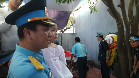 Con gái Đại tá Trần Quang Khải ngây thơ trong vòng tay đồng đội bố - Ảnh 2 Con gai Dai ta Tran Quang Khai ngay tho trong vong tay dong doi bo - Anh 2