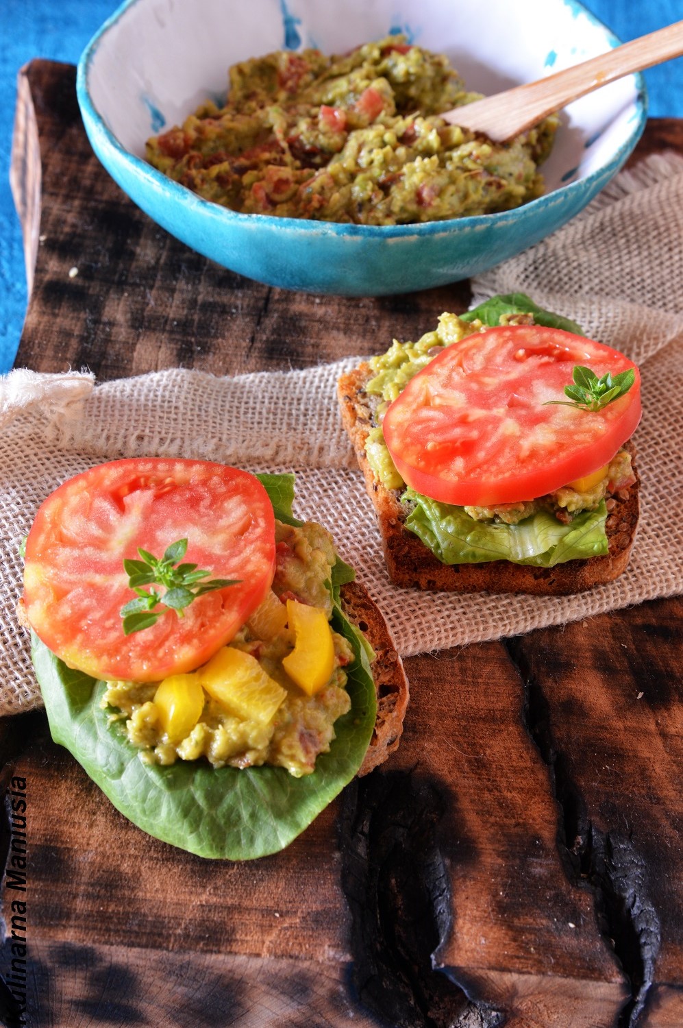 Guacamole z suszonymi pomidorami i śniadaniowe kanapki