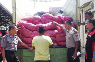 Pekanbaru - Personel Kepolisian Resor Siak mengamankan dua truk yang mengangkut enam ton bawang merah yang diduga ilegal. Sementara kedua supir tersebut berinisial  CA (36) dan NA (29) yang diketahui berasal dari Kota Dumai telah diamankan, demikian disampaikan AKBP Restika Nainggolan kepada wartawan Siarlingkungan di Pekanbaru, Jumat (8/7/16) kemarin.