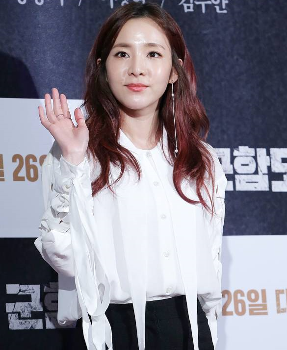 Reason why Sandara Park attended a VIP preview of Song Joongki's new m...