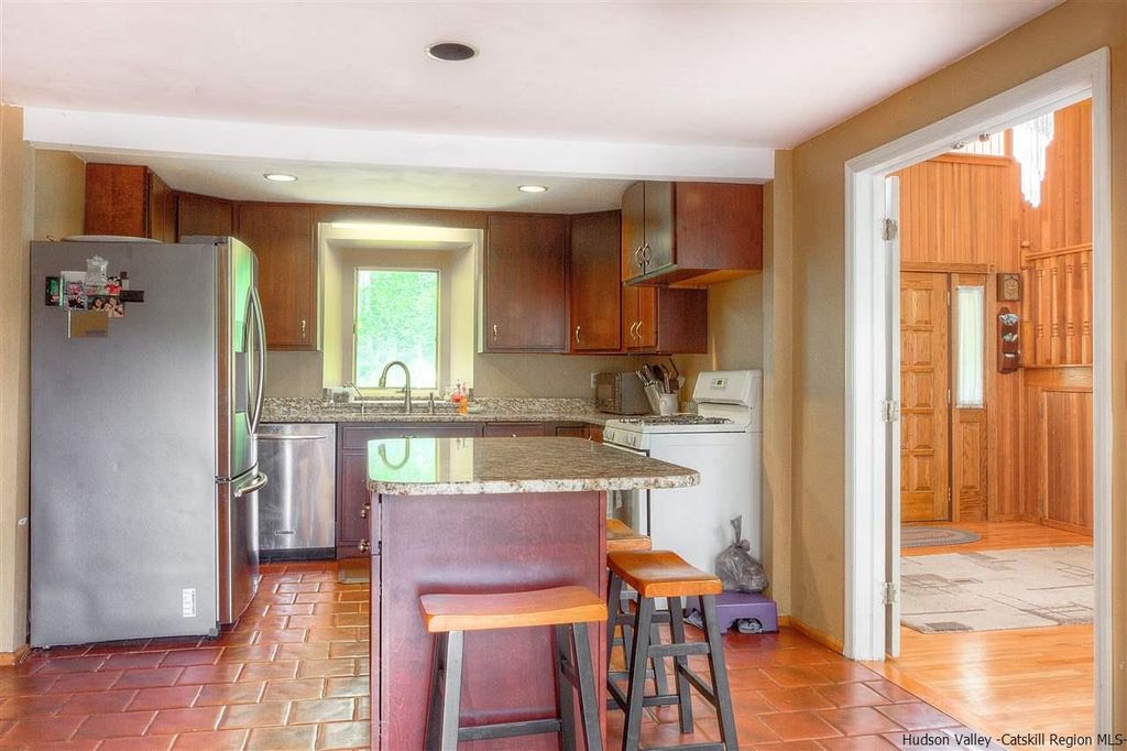 Sweet House Dreams 1987 Contemporary in Rifton, New York