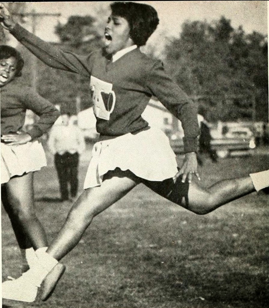 Cheerleaders in Action: Vintage Photos That Show the Style of the Old Days - 8